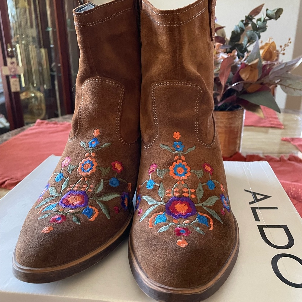 ALDO Suede Embroidered Ankle Boots EUC 10 M - Picture 13 of 15